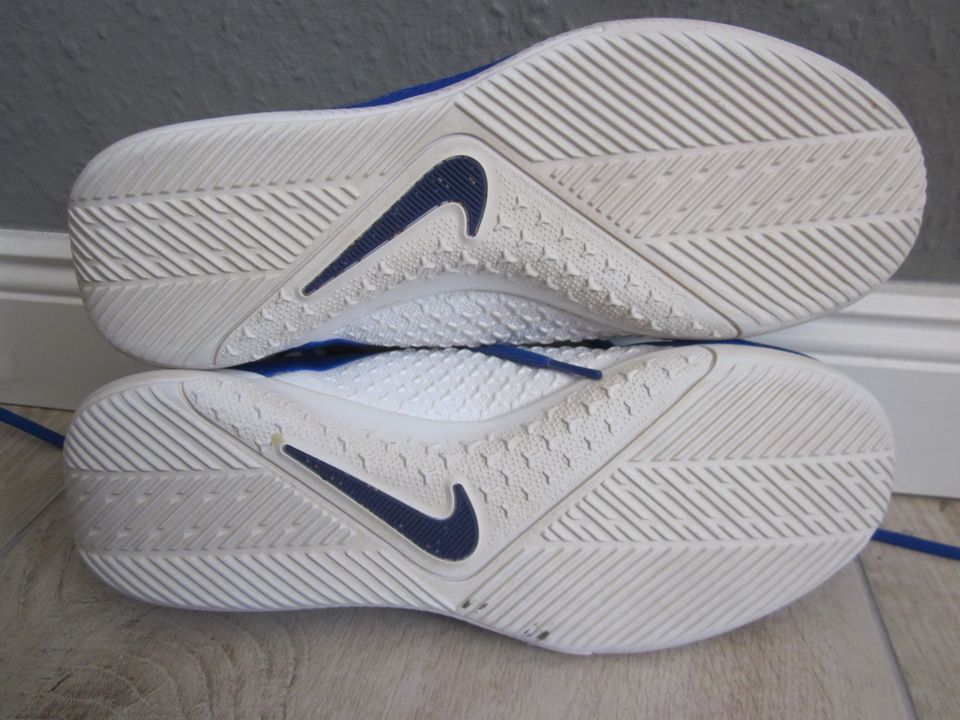 Nike Hallenschuhe - Turnschuhe - Gr. 38 in Itzehoe