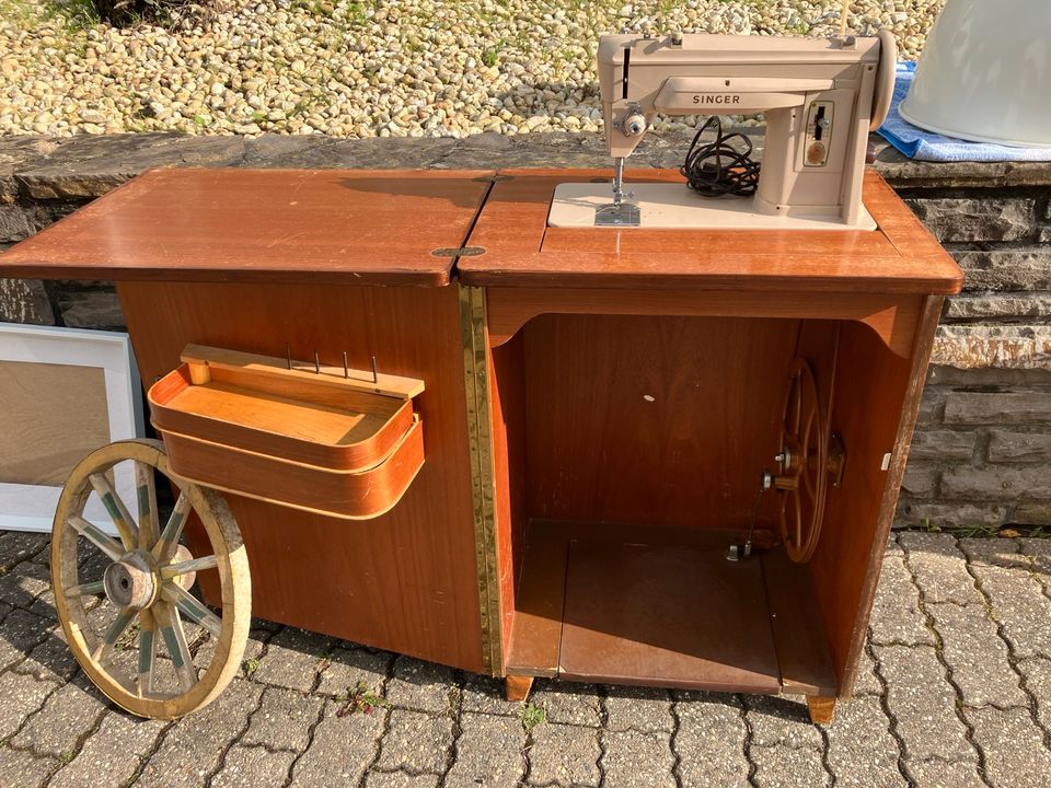 Singer 414G Nähmaschine mit Schrank in Oberfell