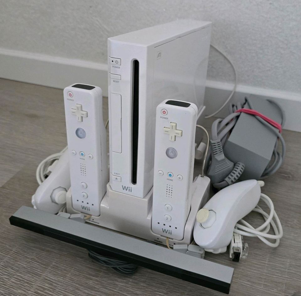 Wii Konsole 2 Controller inkl Station in Lübeck