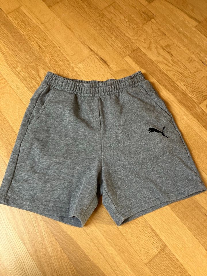 Puma Shorts Größe 176 in Leipzig