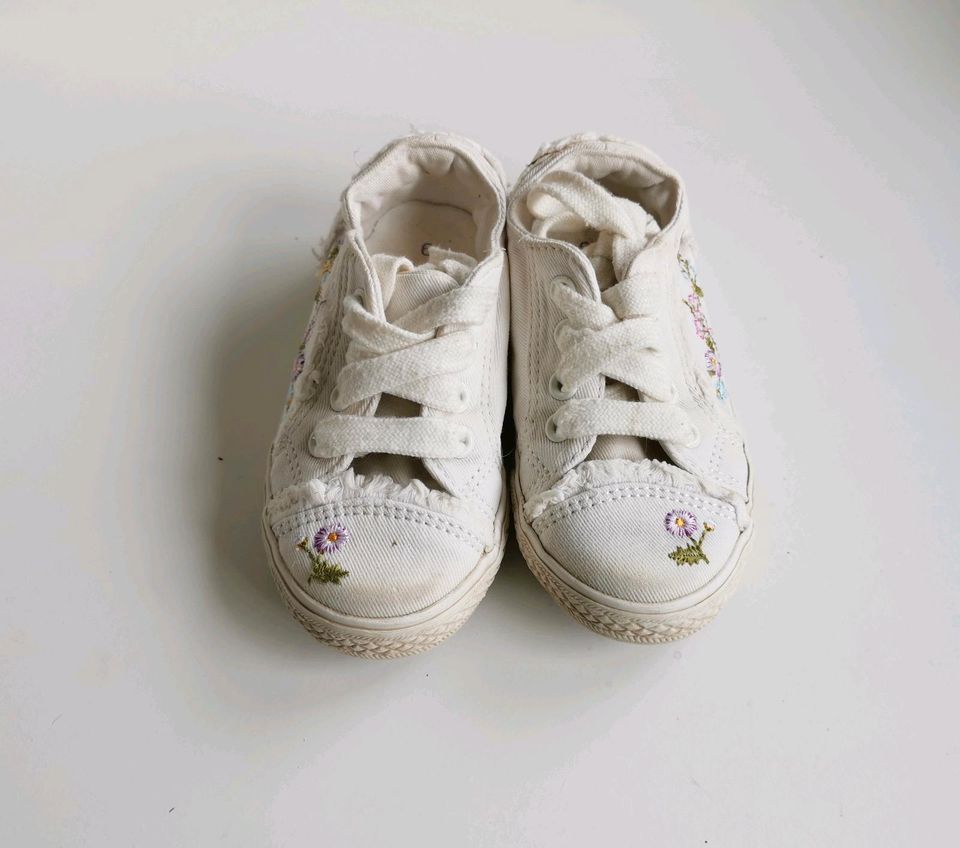 Sneaker/ Halbschuh m. Blumen-Stickerei Gr. 23 in Wall (bei Neuruppin)