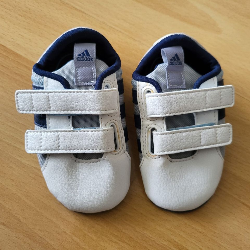 Unbenützte UNISEX ADIDAS-Babyschuhe in der Größe 18 oder 2K! in Opfenbach