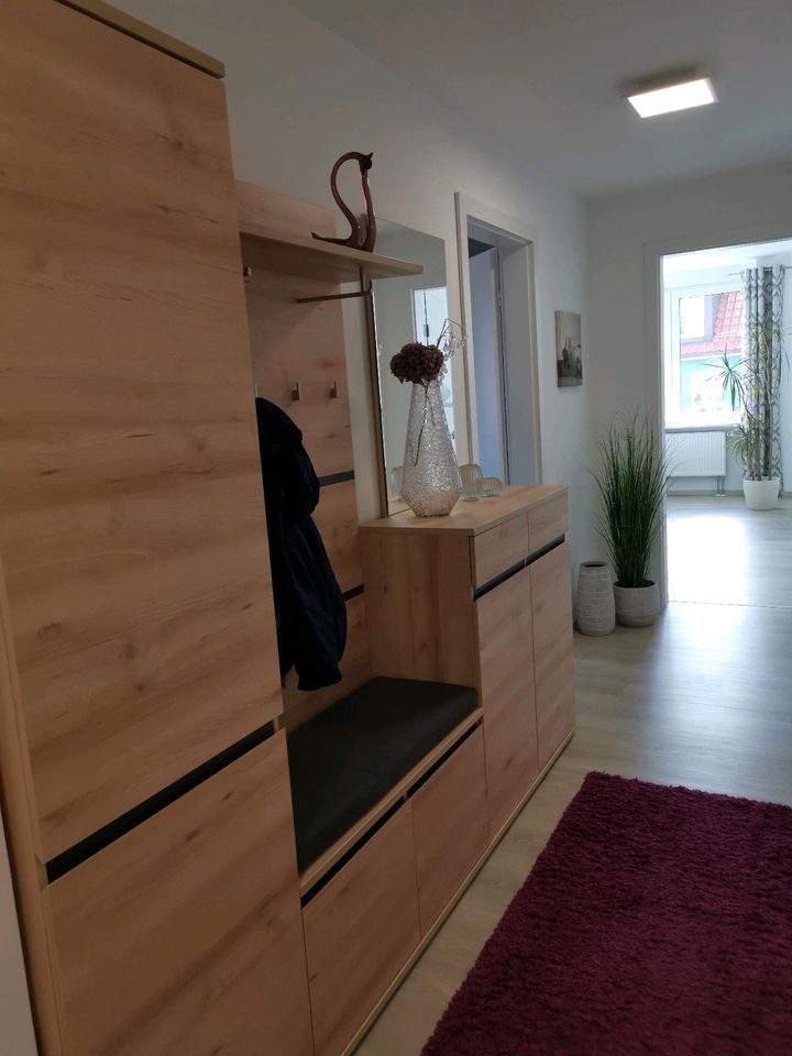 Garderobe mit Sitzbank, Spiegel, Paneel und Schuhschränken in Teublitz