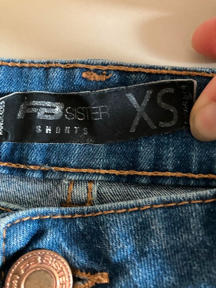 Jeans Short Mädchen 152, XS in Frankfurt am Main