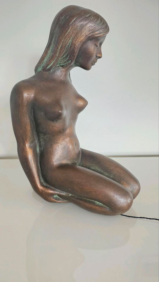 Figur Vintage, Sitzende Frau, Achatit, Bronzeoptik in Butzbach