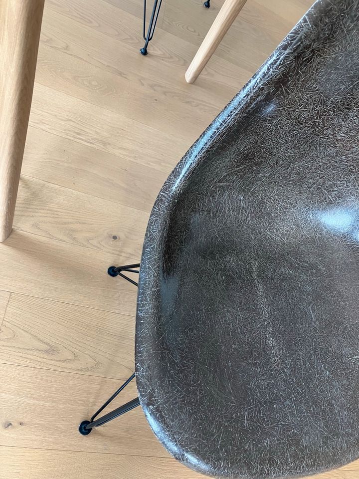 Vitra Eames Fiberglass Sidechair DSR Eifelturmgestell Braun in Stuttgart