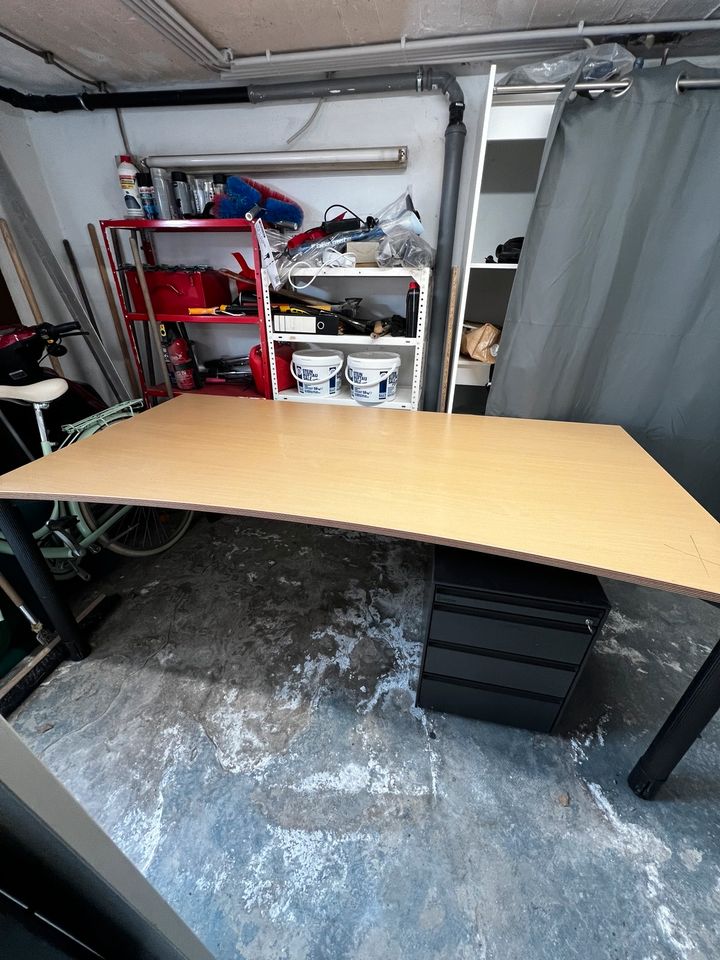 Riesen Schreibtisch in Grevenbroich