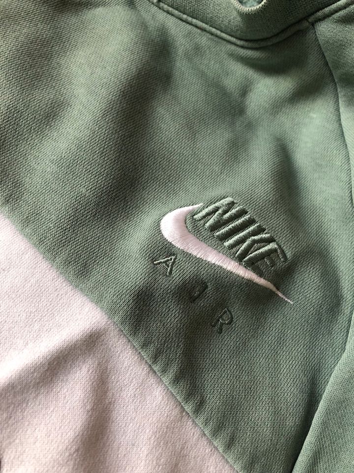 Nike Air Pullover Gr. M in Leipzig