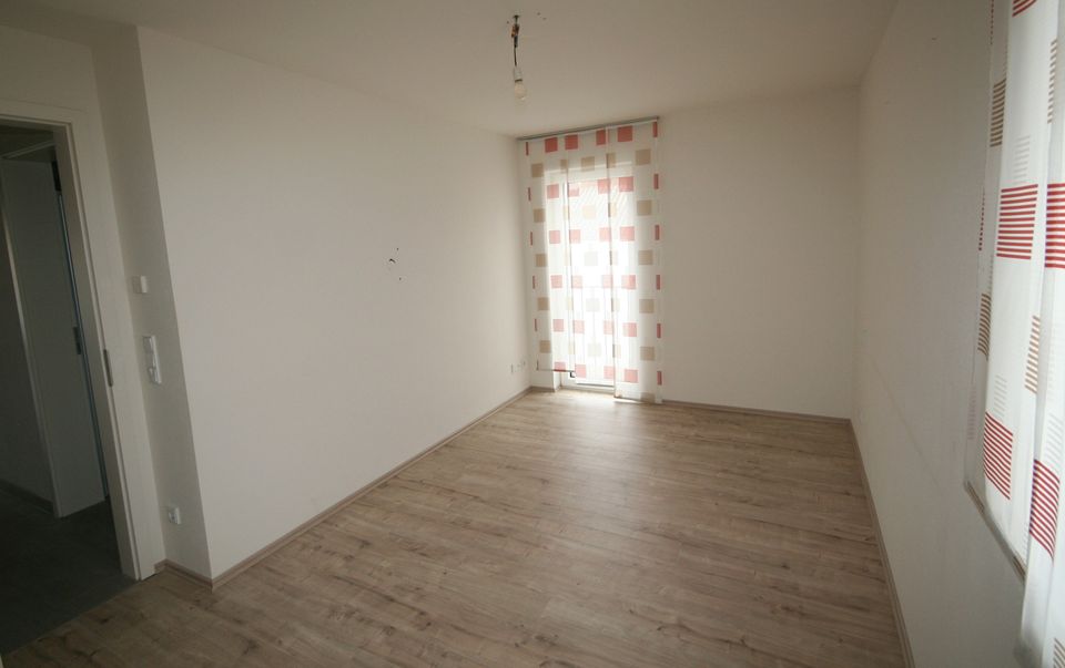 Geisenfeld: Moderne 3 ZKB mit Tageslichtbad und großem Balkon! EBK vorhanden! TG-Stellplatz inklusive! in Geisenfeld