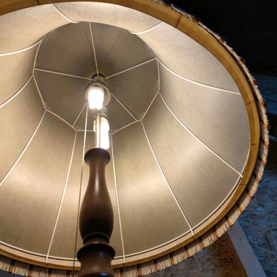 Antike Stehlampe mit großem Lampenschirm massivholz Messing in Braunfels