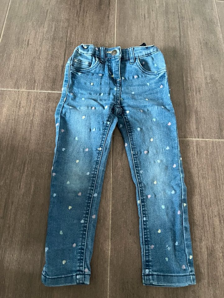 Jeans Gr. 98 blau Herzen in Lachendorf