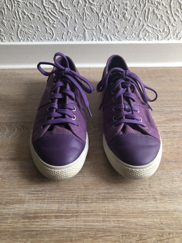 Esprit Damen Sneaker Größe 37 in lila in Soest