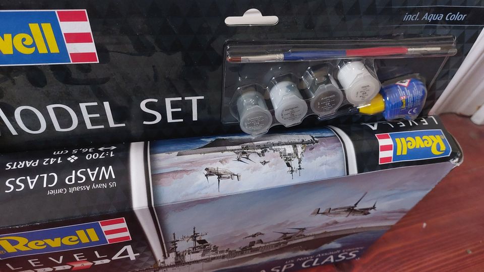 Revell Wasp Class model set inkl. Wasserfarben Level 4 in Bedburg-Hau