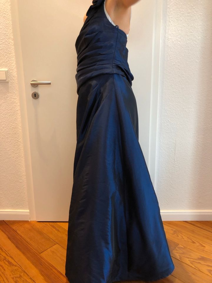 nachtblaues One-ShoulderAbendkleid in Vögelsen