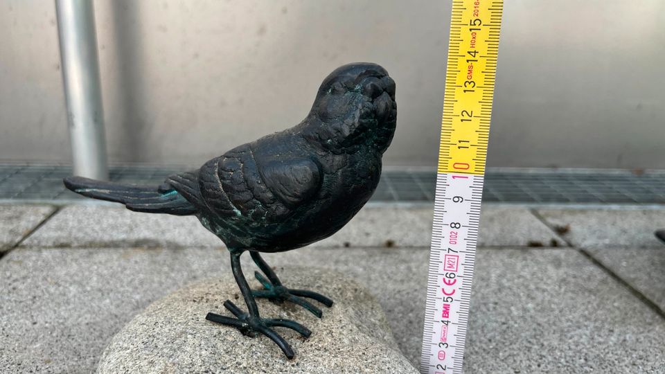 Vogel Figur auf Stein in München