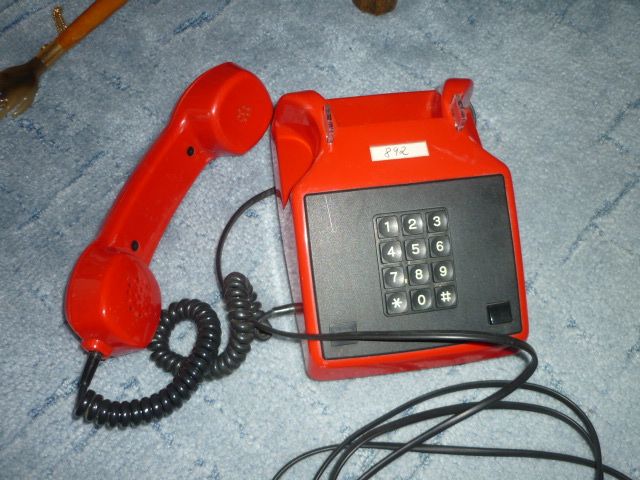 2 x DDR Telefone rot + grün in Neubrandenburg