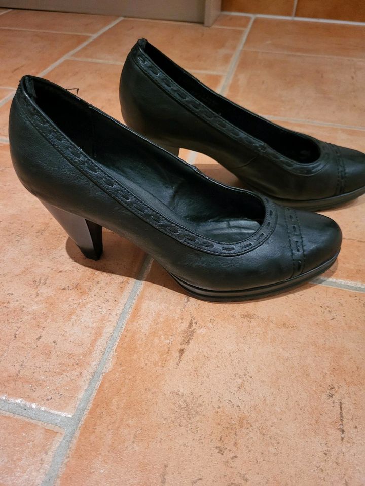 Schöne Schuhen größe 39 sind alle wie neu jedes Paar nur für 5 € in Kirchheim unter Teck