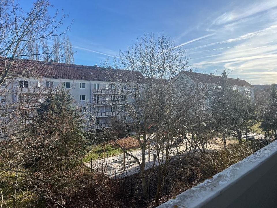 Großes, helles Wohnzimmer + Balkon in Wilkau-Haßlau