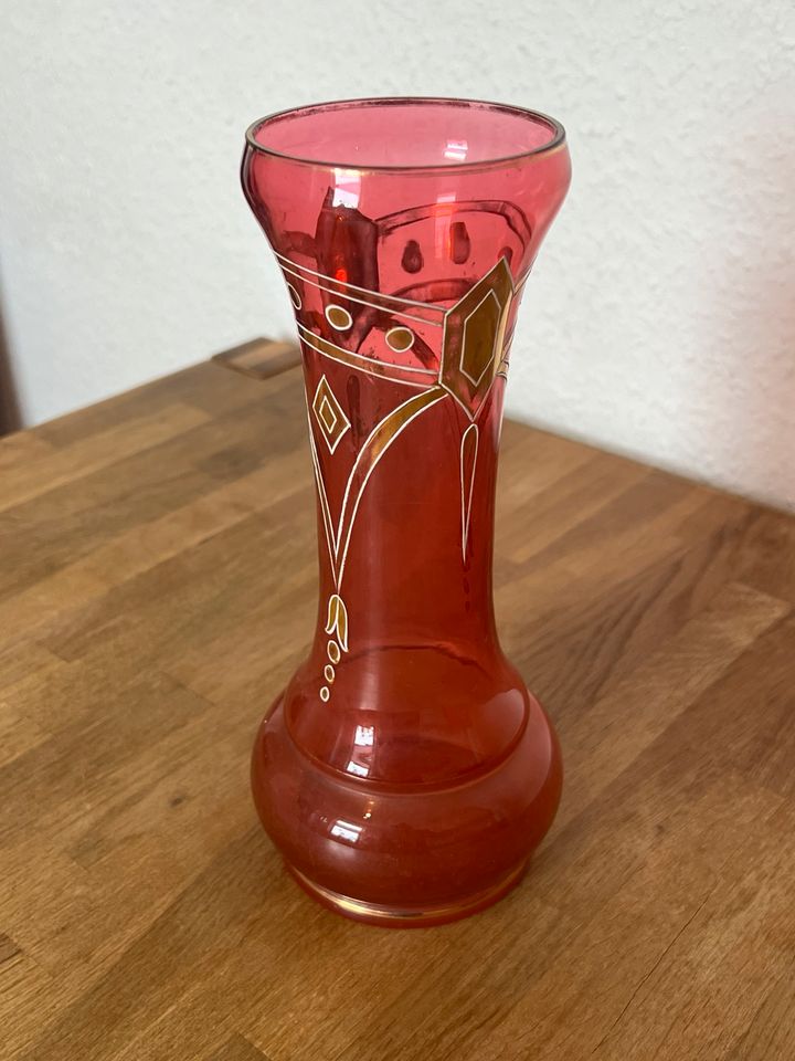 Vase antik Glas rot Emaille alt Verzierung Bemalung Art Deko in Leipzig