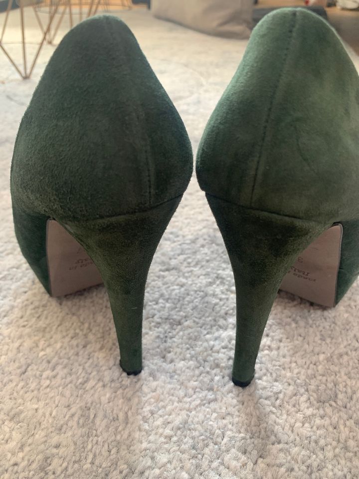 tannengrüne Wildleder High Heels I Gr. 37 I Marke ovyè in Leipzig