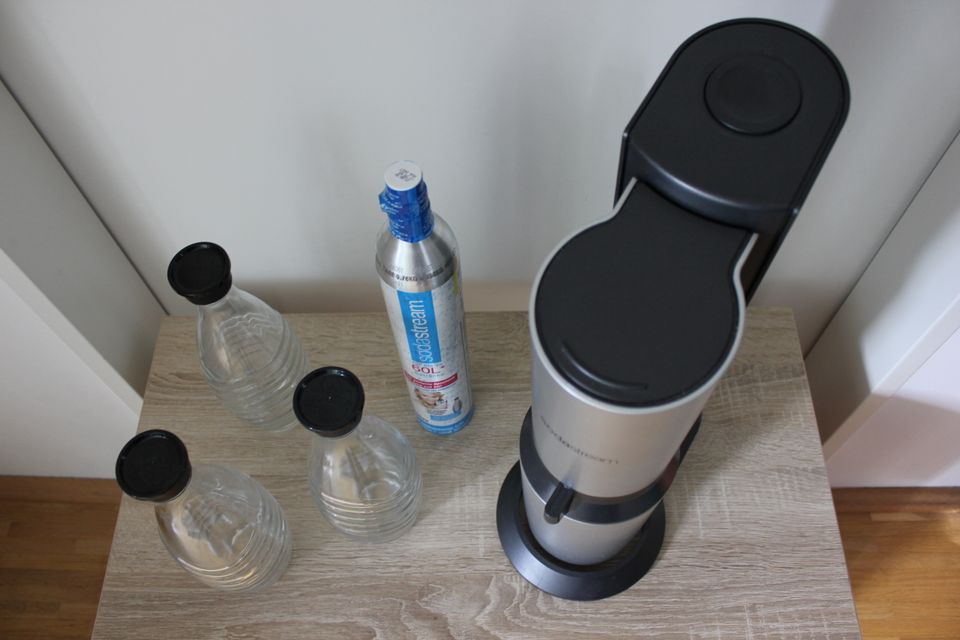 SodaStream Crystal 2.0 Plus inkl. 3 Glaskaraffen 0,6l CO2-Zylinde in München