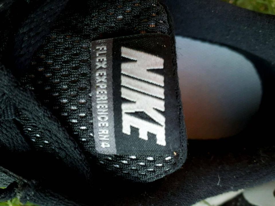 NIKE Schuhe Größe 40 schwarz in Otterfing