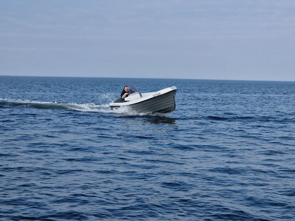 Scholle 15PS Führerscheinfrei Mietboot 8 Stunden Angeln & Fun in Lütjenburg