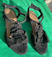 Tolle, ungetragene Sandalen mit Blumenapplikation Gr. 37 Kr. München - Neubiberg Vorschau