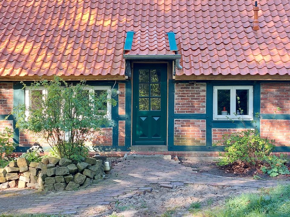 Wohnen inmitten der Natur: stilvoll saniertes Zweiständerhallenhaus auf idyllischem Hofgrundstück in Hude (Oldenburg)