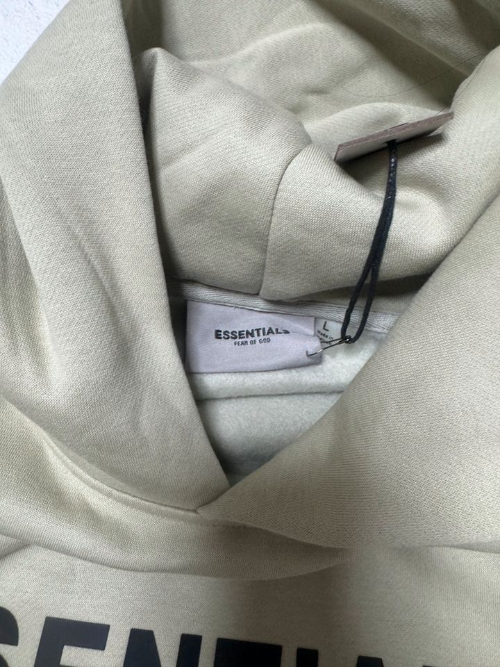 Essentials hoodie in khaki in Mönchengladbach