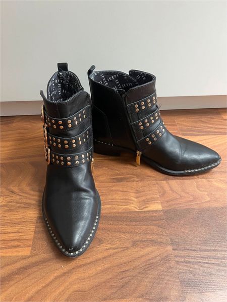 Schwarze Stiefeletten Jette Joop Deichmann mit goldenen Details in  Baden-Württemberg - Leonberg | eBay Kleinanzeigen ist jetzt Kleinanzeigen