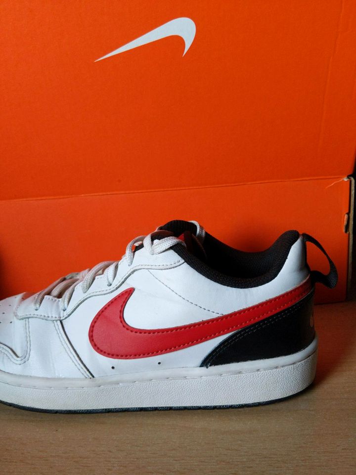 Rot schwarz weißer Nike Schuh Herren sportlich in Oedelsheim