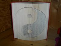 Yin und Yang * in ein 21 cm hohes Buch geschnitten + gefaltet Rheinland-Pfalz - Simmern Vorschau