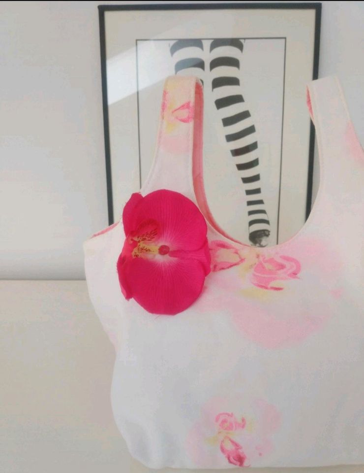 Stylische Retro y2k Handtasche Tasche Clutch weiß pink Orchideen in Berlin