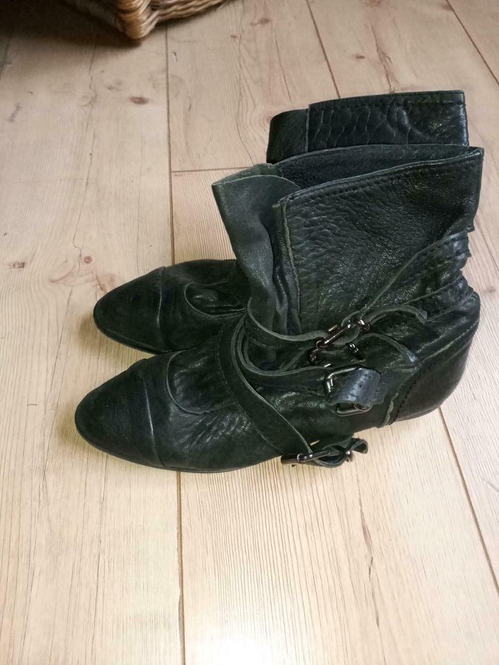 Zara Boots Gothic Ankle Stiefeletten mit Schnallen Echt Leder 39 in Waldenbuch