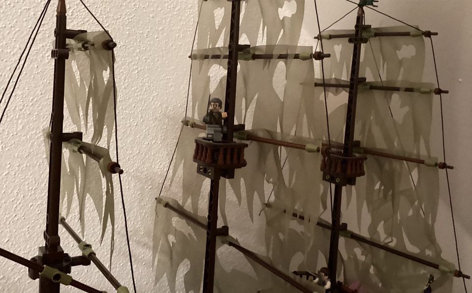 Mould King Flying Dutchman inklusive passenden Minifiguren in Jengen