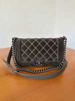 Chanel Boy Tasche medium aus Samt / Grau München - Maxvorstadt Vorschau