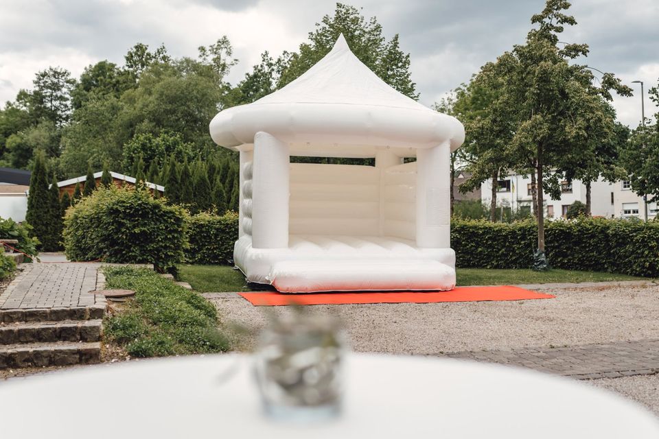 Weiße Hüpfburg - Hochzeitshüpfburg - Eventmodul in Arnsberg