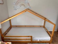 Kinderbett Hausbett Holz mit Matratze Niedersachsen - Friesoythe Vorschau