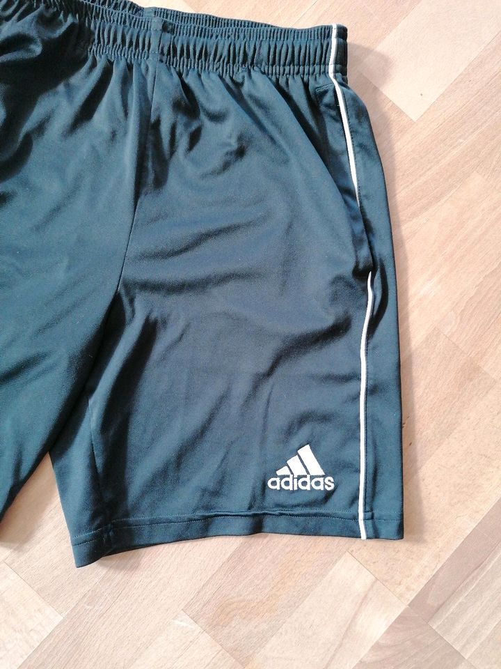 Neuwertig Adidas Sporthose kurz schwarz Gr. 164 climalite in