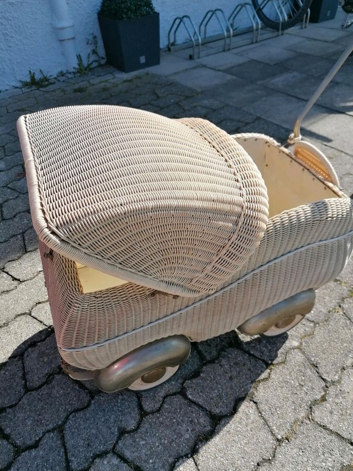 Retro Puppenwagen, original, 50er Jahre, Rattan, vintage in Unterföhring