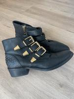 Stiefeletten Bershka 40 Gold Schnallen Biker Look Schwarz Schuhe Marburg - Wehrda Vorschau