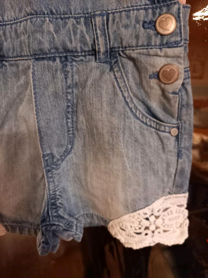 Jeans-Latzshorts mit T-Shirt Größe 122 in Ertingen