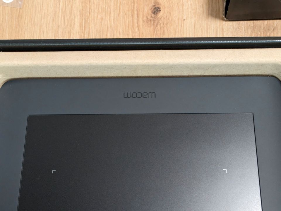 WACOM Intuos Pro M Medium Professionelles Pen Touch Tablett in Sibbesse 