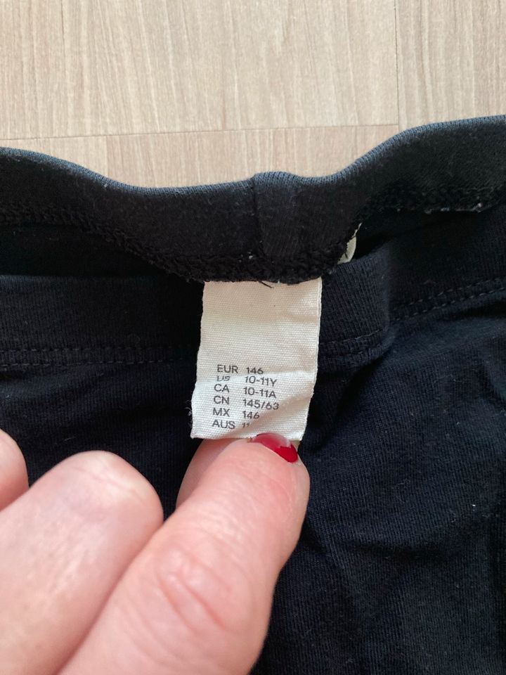 H&M Leggins schwarz, spitze 3/4 Gr. 146 in Ebernhahn