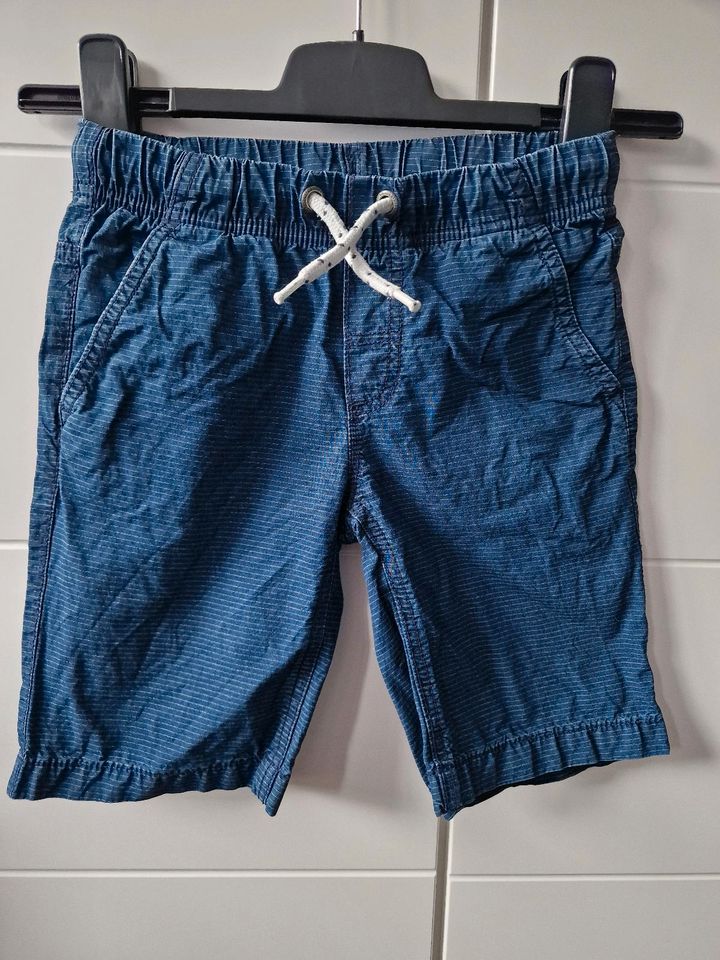 Kurze Hose/Shorts blau/weiß gestreift, Größe 122 von C&A in Bergheim