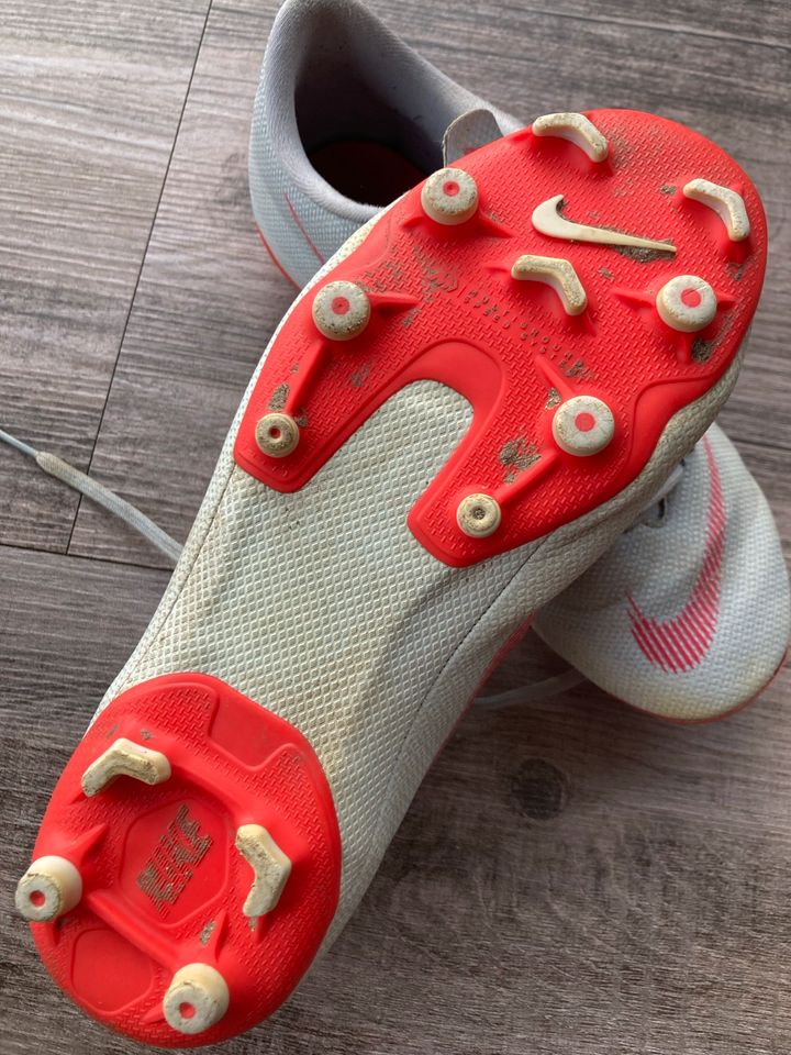 Nike Fußball Schuhe Stollen 38 in Riegel