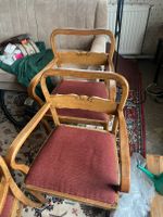Antike Holzstühle mit Armlehne und Verzierung Sachsen - Lößnitz Vorschau