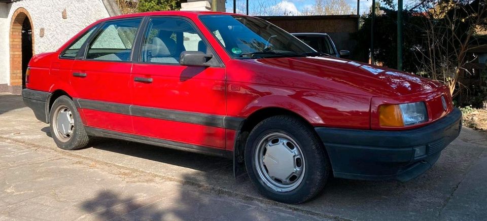 Roter VW Passat in Berlin