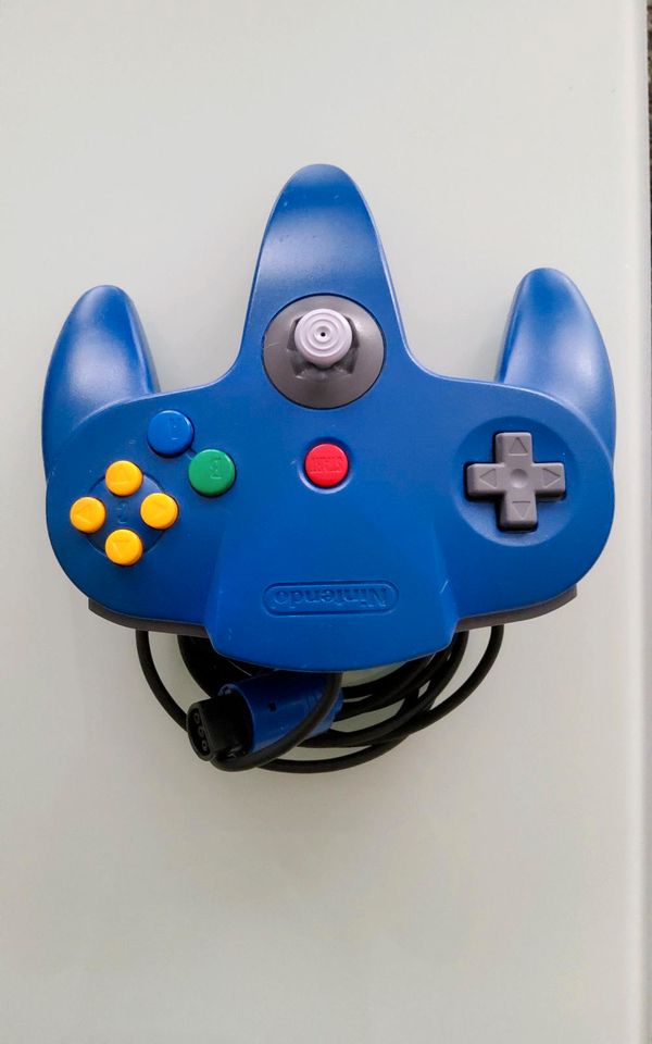 Nintendo -Controllerj 64 (Black) & (Blue) in Leverkusen